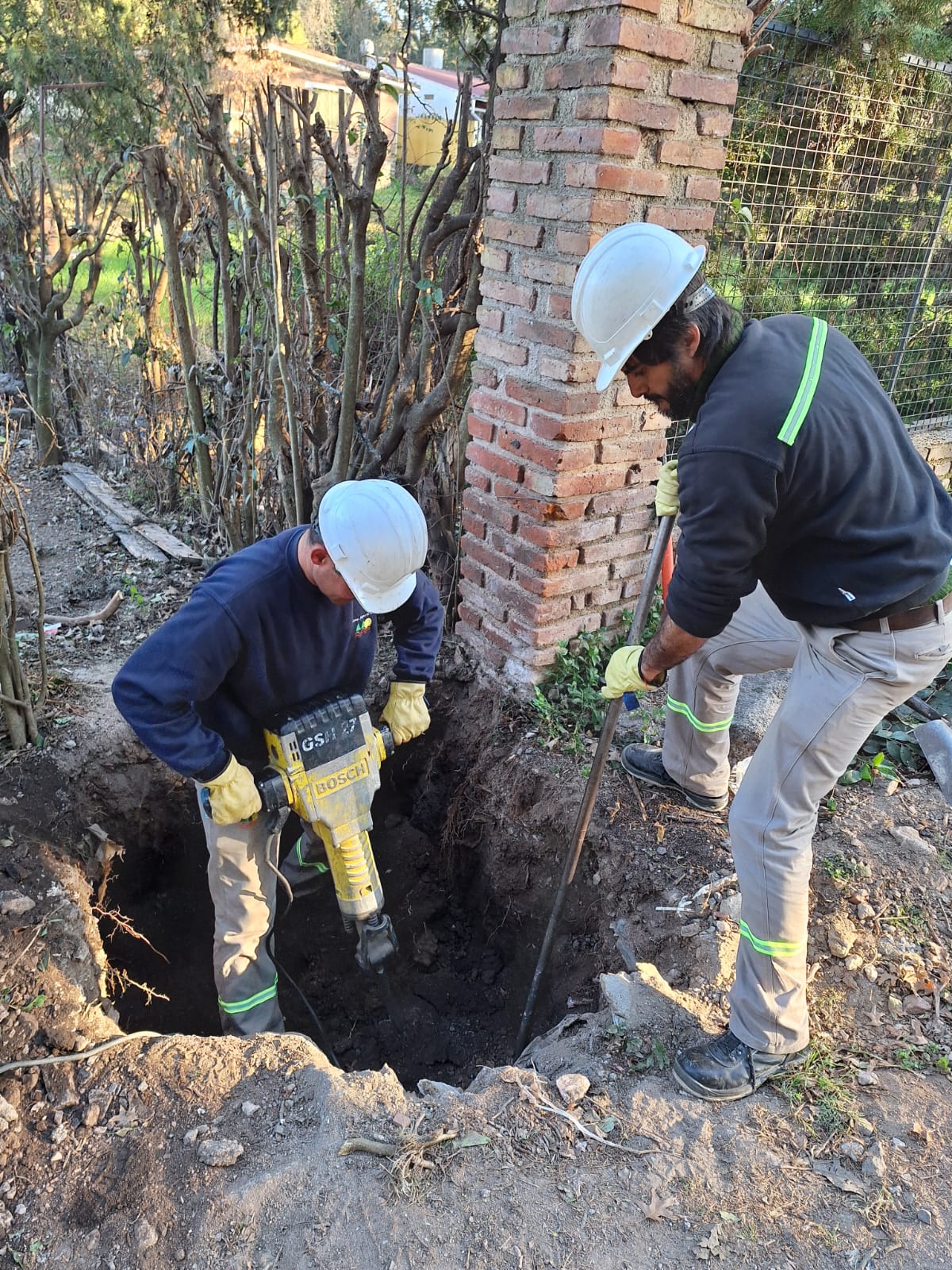 Lee más sobre el artículo INICIAMOS LOS TRABAJOS PARA EL TENDIDO DE PREENSAMBLADO PARA REGULAR VOLTAJEEN ZONAS ALEDAÑAS A ESCUELA VICTOR MERCANTE Y CEMENTERIO DE AGUA DE ORO